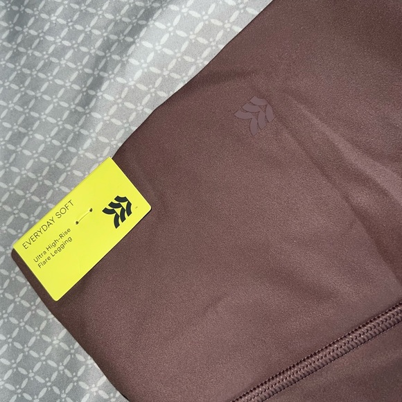 Women's Everyday Soft Ultra High-Rise Bootcut Leggings - Picture 7 of 7